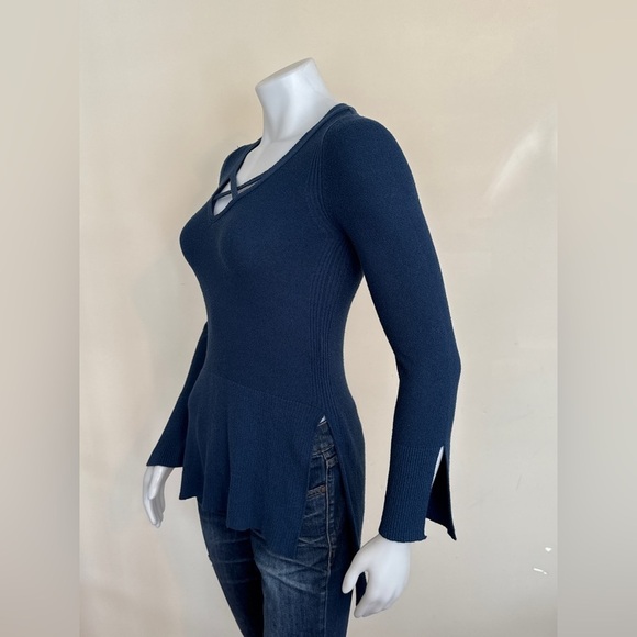 FREE PEOPLE - CrissCross Side-Slit tunic sweater in Blue. Bell Sleeve. Size: XS - Picture 4 of 12
